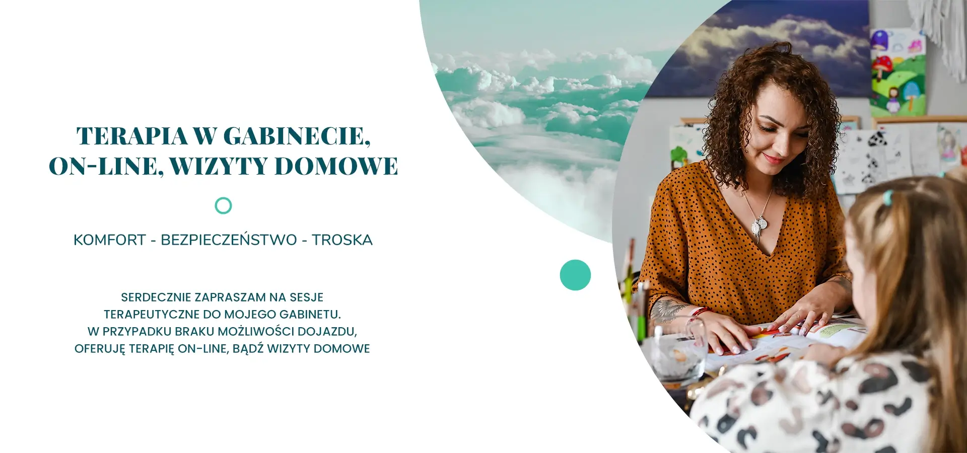 Kobieta grająca z dzieckiem