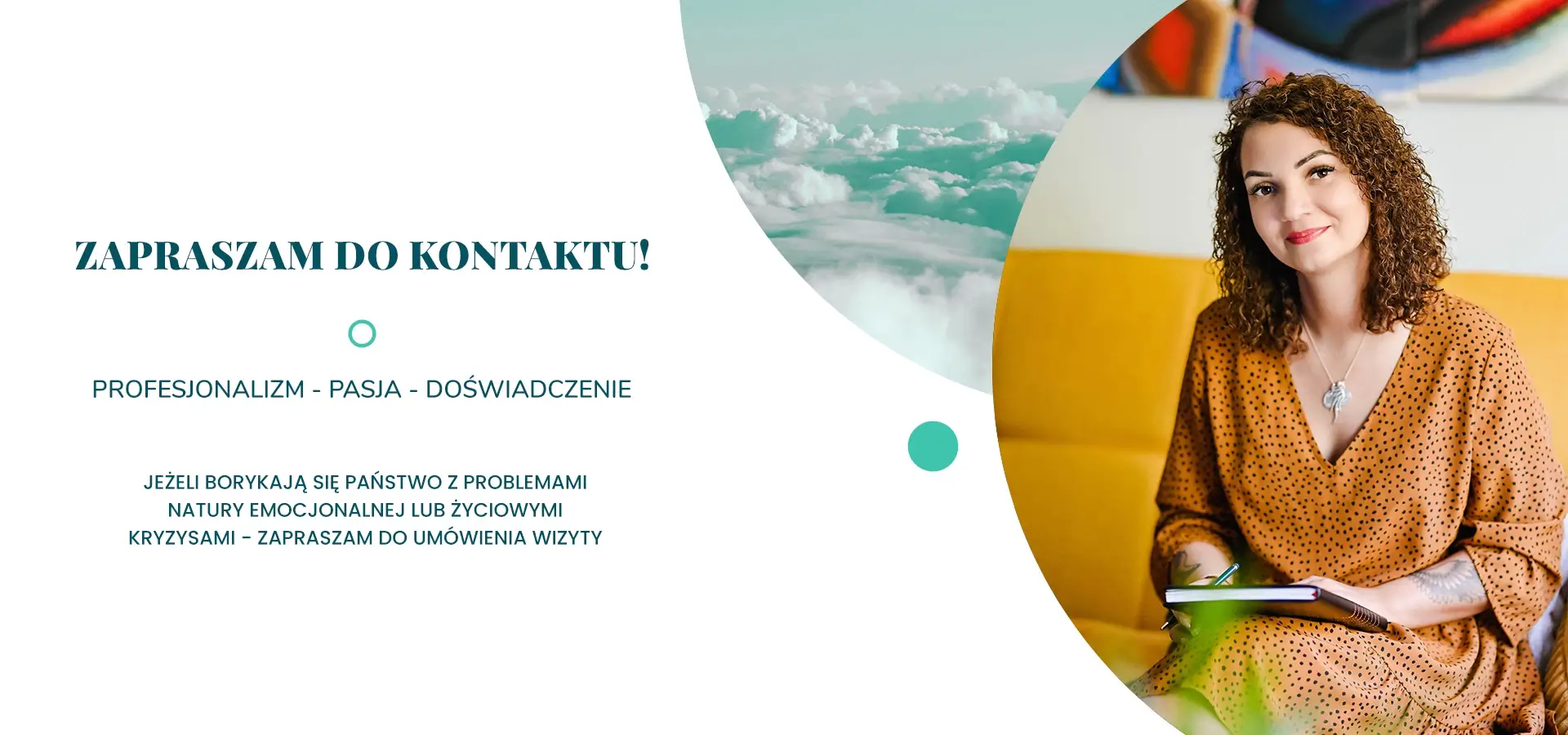 Kobieta trzymająca notes